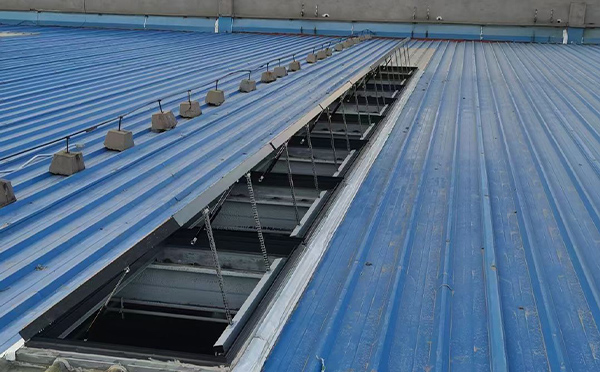 某城市大型商业综合体中庭皋兰排烟窗工程